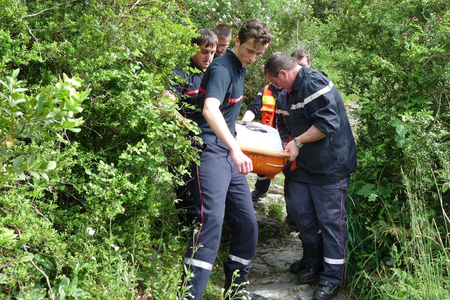 Une personne chute en contre bas d&#039;un sentier de randonnée