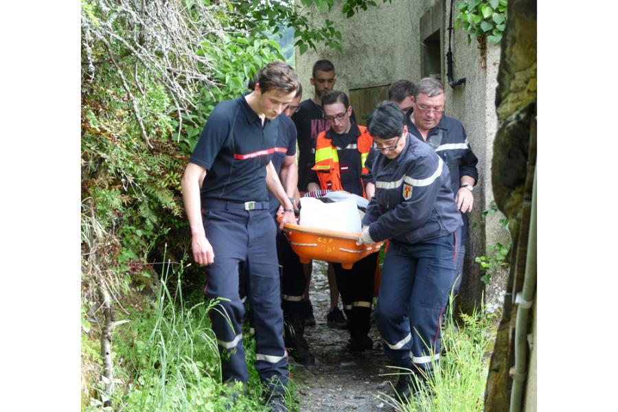 Une personne chute en contre bas d&#039;un sentier de randonnée