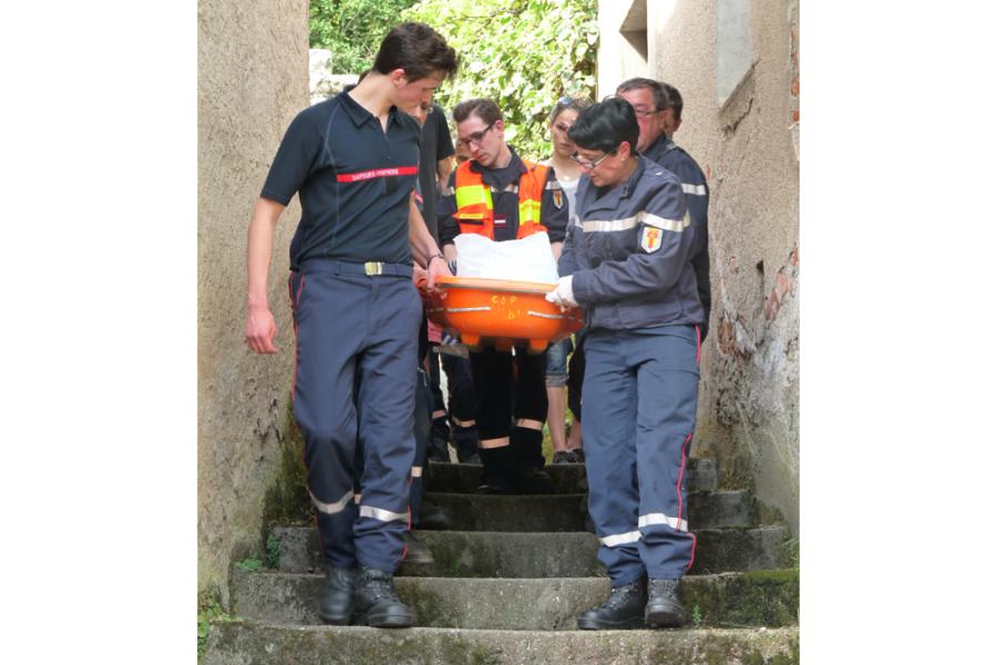 Une personne chute en contre bas d&#039;un sentier de randonnée