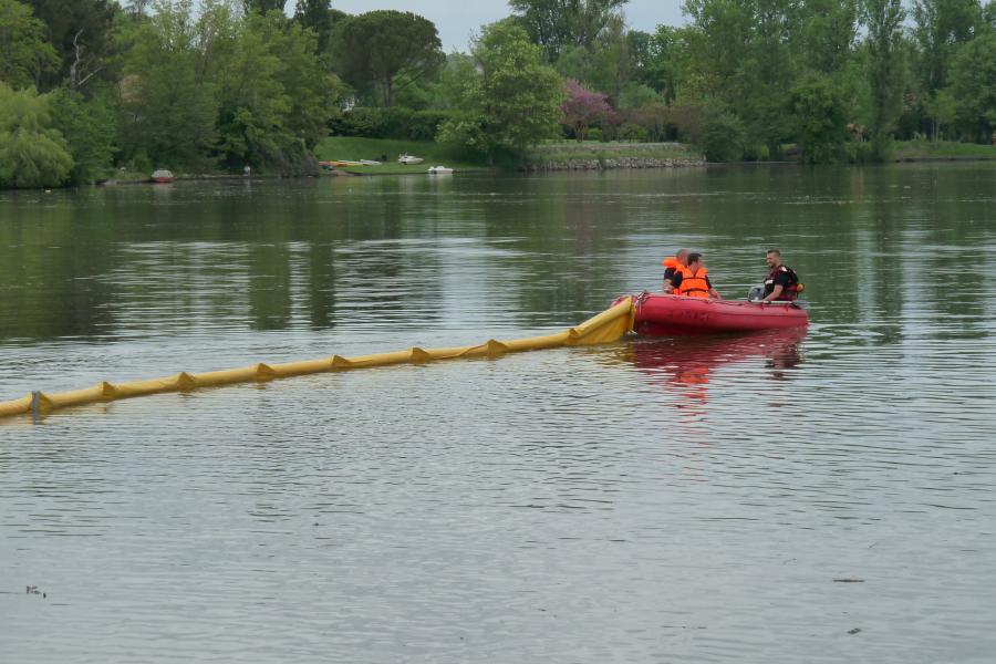 Pollution d&#039;hydrocarbure sur la rivière Tarn