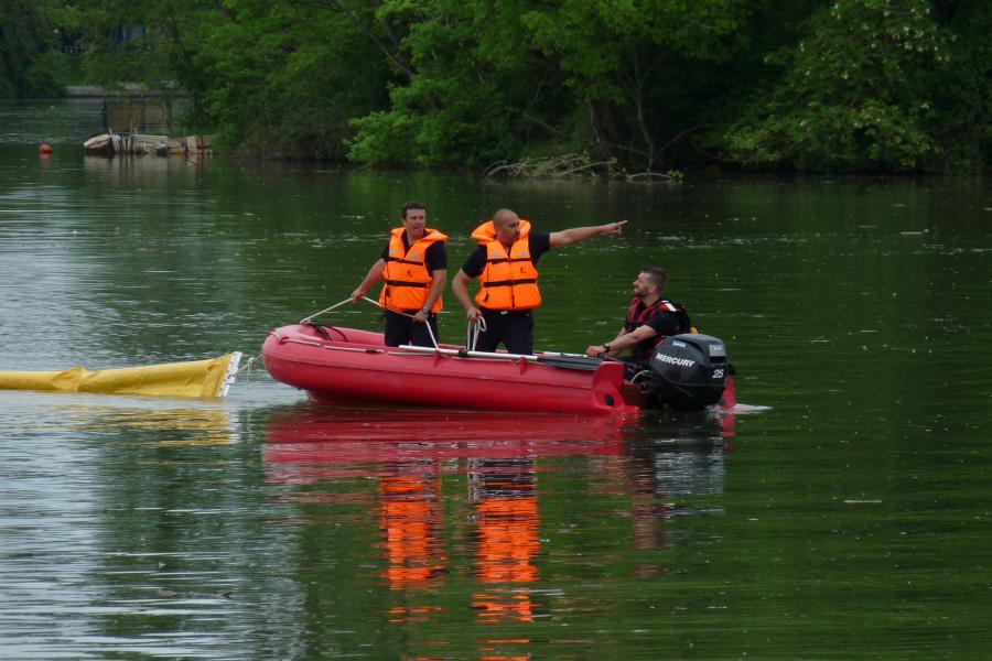 Pollution d&#039;hydrocarbure sur la rivière Tarn