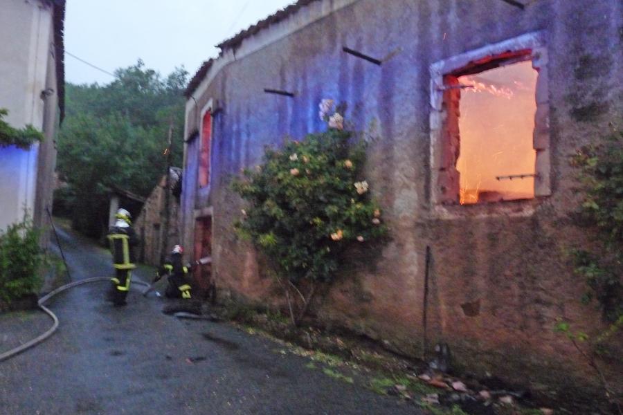 Feu de local agricole sur la commune de Salles