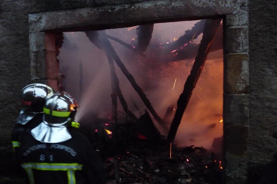 Feu de local agricole sur la commune de Salles