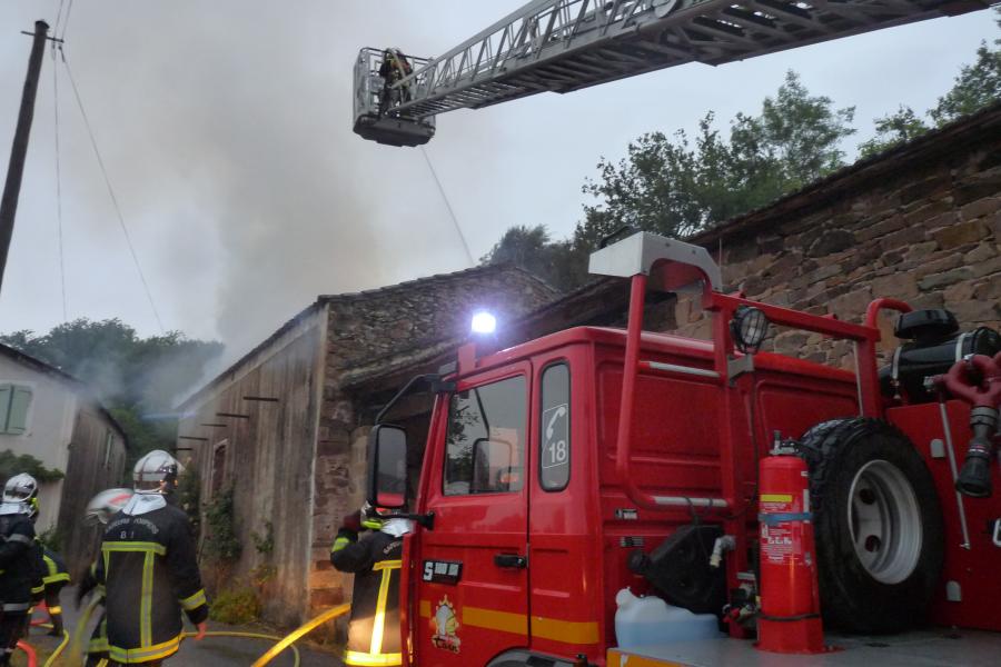Feu de local agricole sur la commune de Salles
