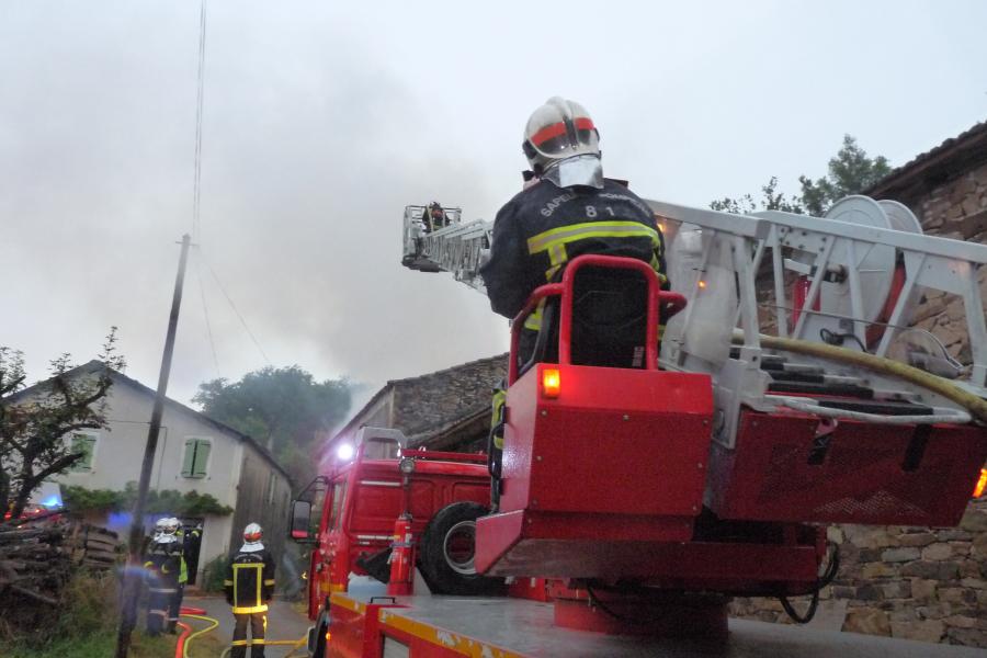 Feu de local agricole sur la commune de Salles
