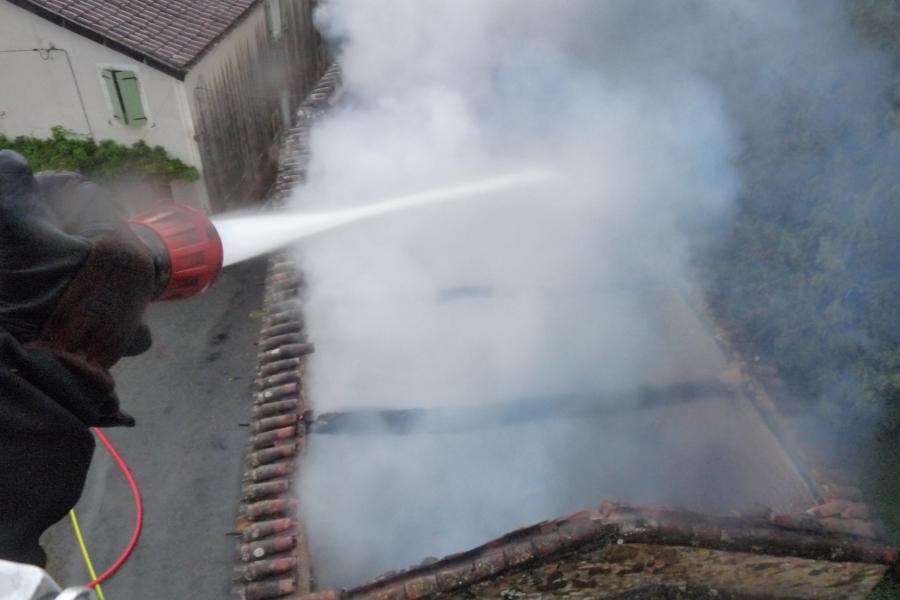 Feu de local agricole sur la commune de Salles