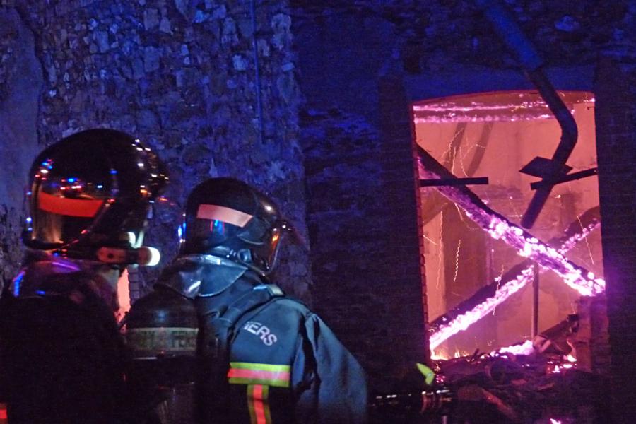 Incendie d&#039;un entrepôt sur la commune de Pampelonne
