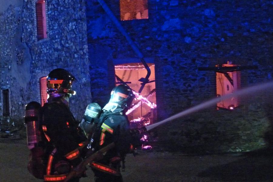 Incendie d&#039;un entrepôt sur la commune de Pampelonne