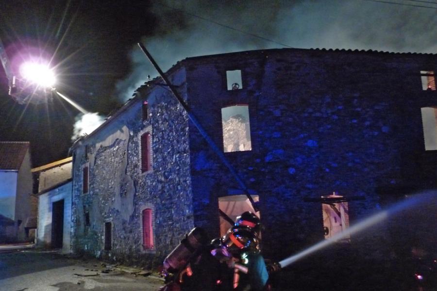 Incendie d&#039;un entrepôt sur la commune de Pampelonne