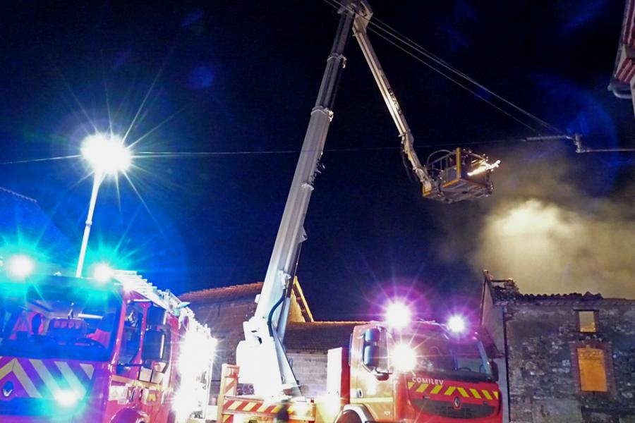 Incendie d&#039;un entrepôt sur la commune de Pampelonne