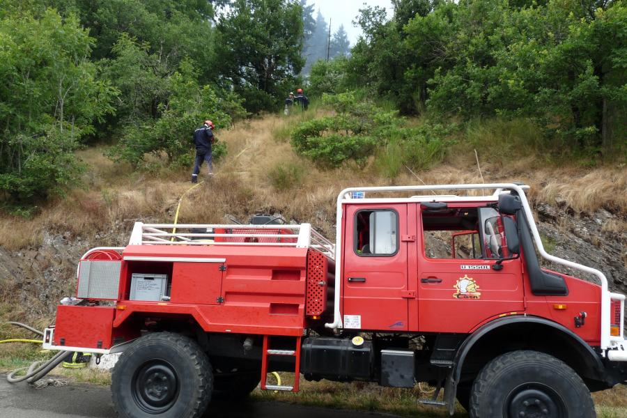 Feu de forêt à Labastide-Rouairoux
