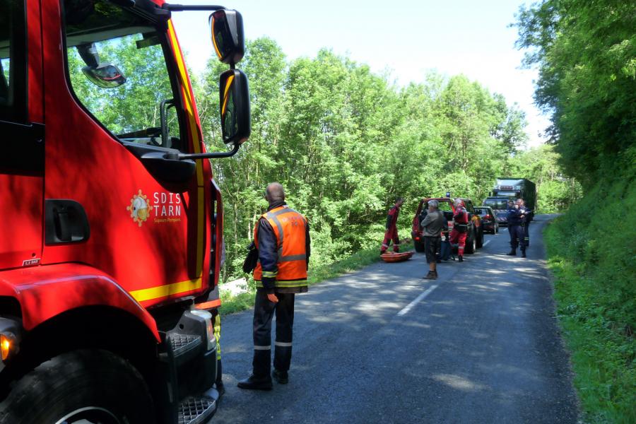 Une semi-remorque chute dans un ravin