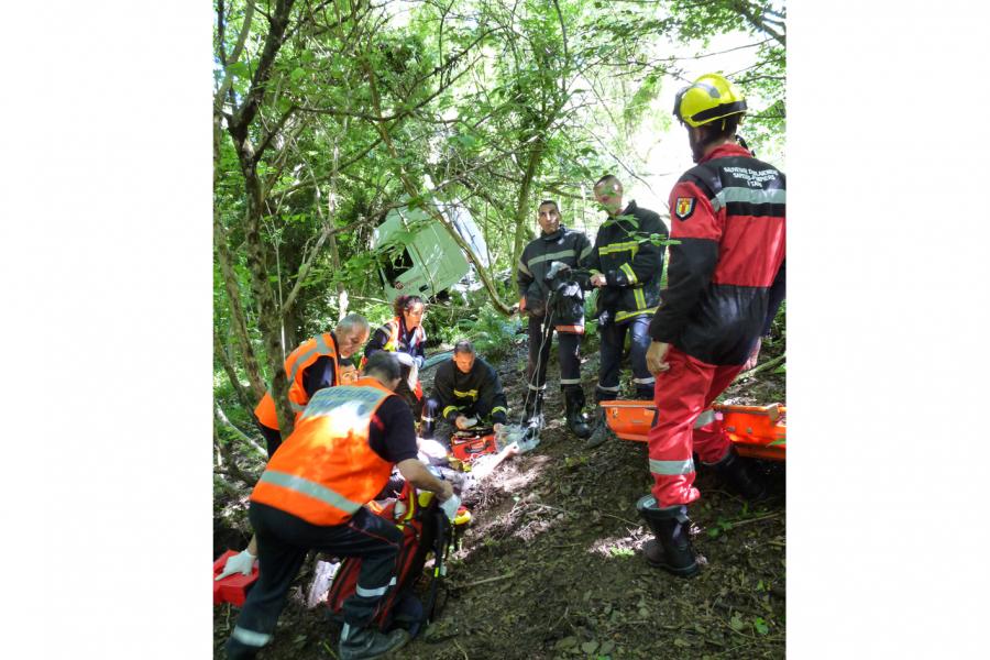 Une semi-remorque chute dans un ravin