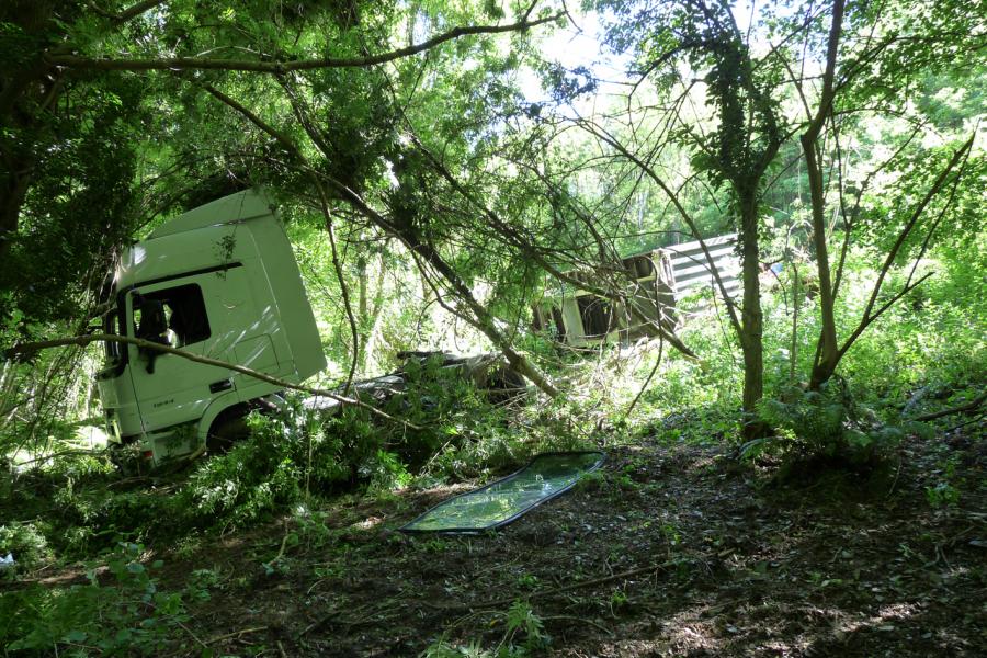 Une semi-remorque chute dans un ravin