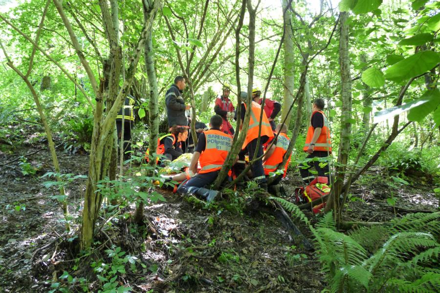 Une semi-remorque chute dans un ravin
