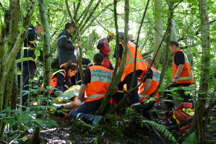 Une semi-remorque chute dans un ravin