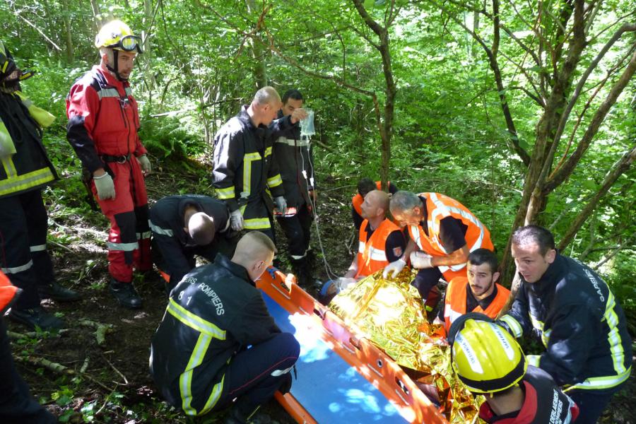 Une semi-remorque chute dans un ravin