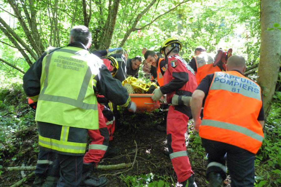 Une semi-remorque chute dans un ravin