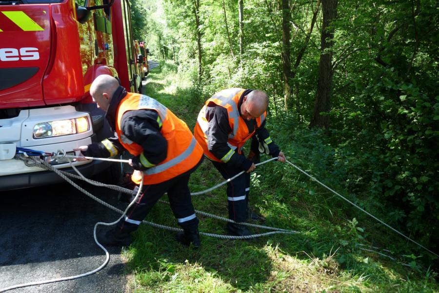 Une semi-remorque chute dans un ravin