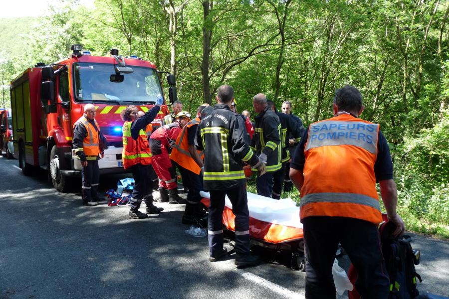 Une semi-remorque chute dans un ravin