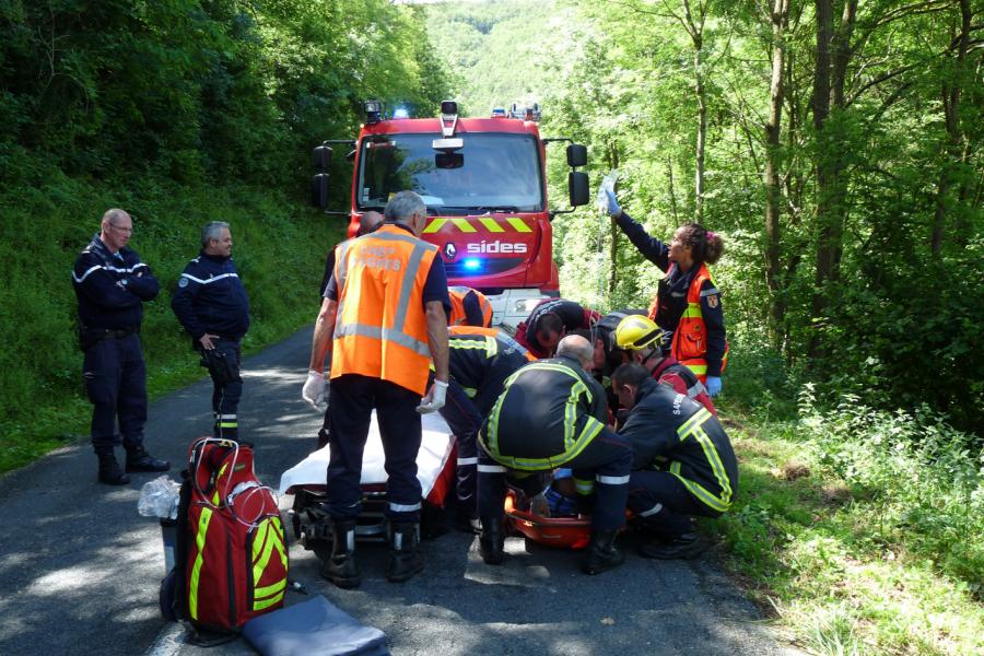Une semi-remorque chute dans un ravin