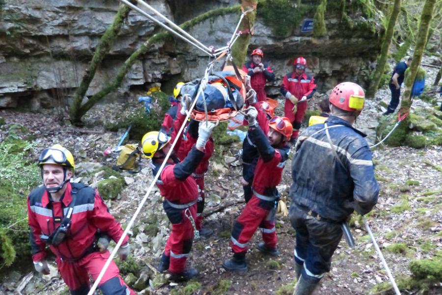 Exercice de secours spéléo à Penne