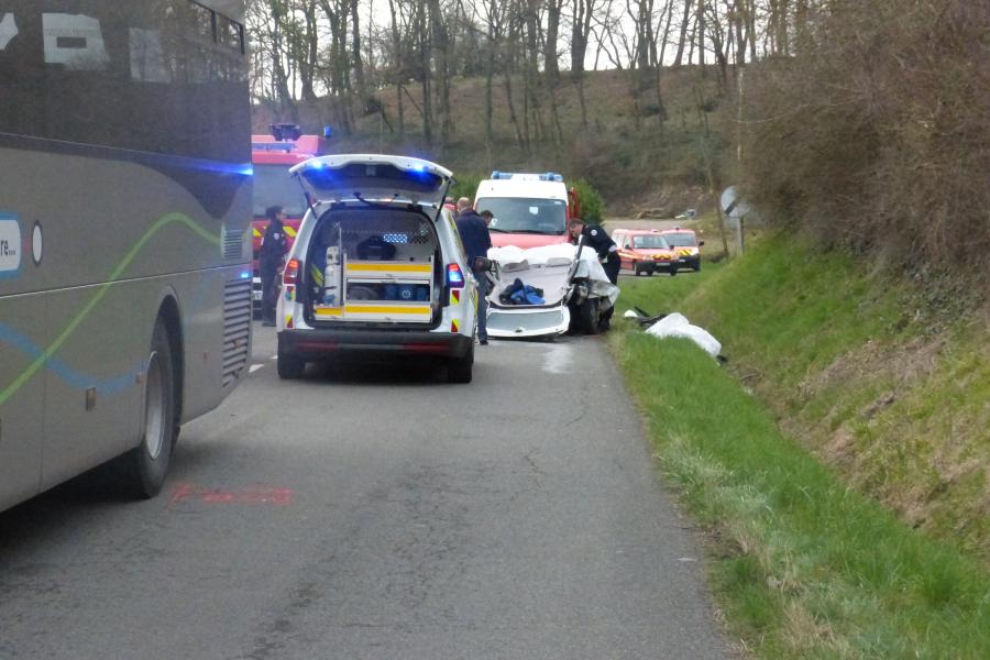 Accident entre un bus et une voiture sur la commune de Blaye-les-Mines