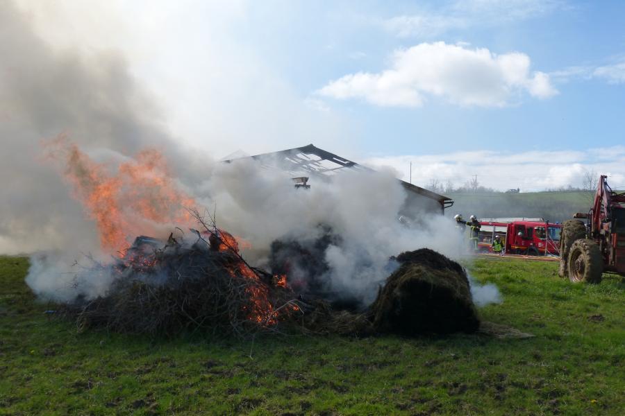 Feu de hangar agricole sur la commune de Mouzieys-Panens