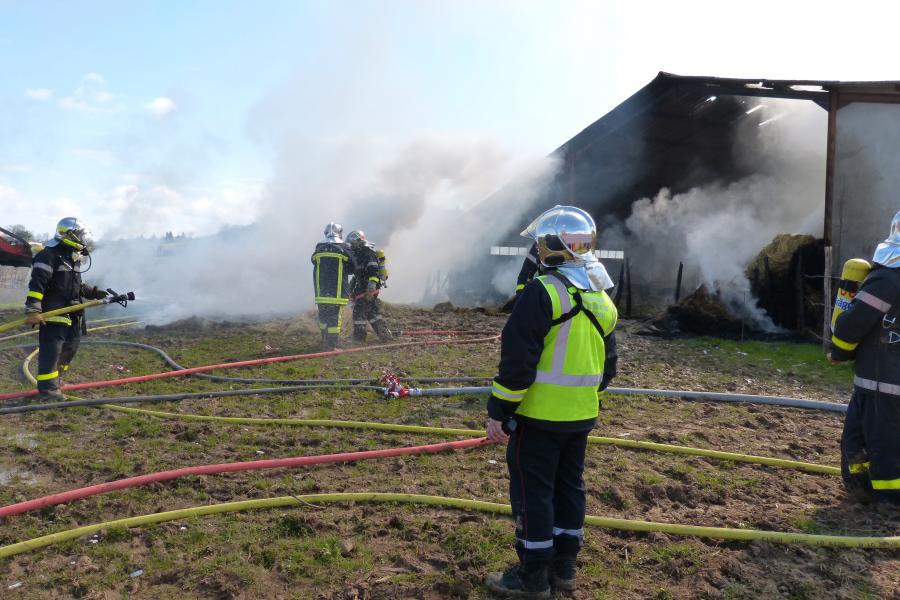 Feu de hangar agricole sur la commune de Mouzieys-Panens