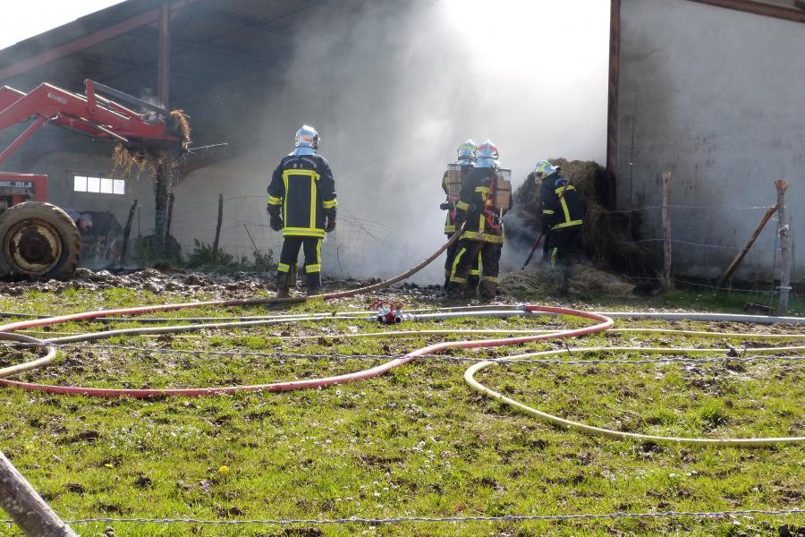 Feu de hangar agricole sur la commune de Mouzieys-Panens