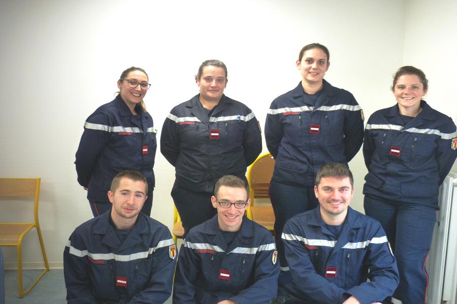 Des infirmiers de sapeur-pompier s&#039;exercent sur un mannequin intelligent