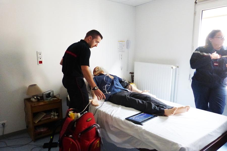 Des infirmiers de sapeur-pompier s&#039;exercent sur un mannequin intelligent