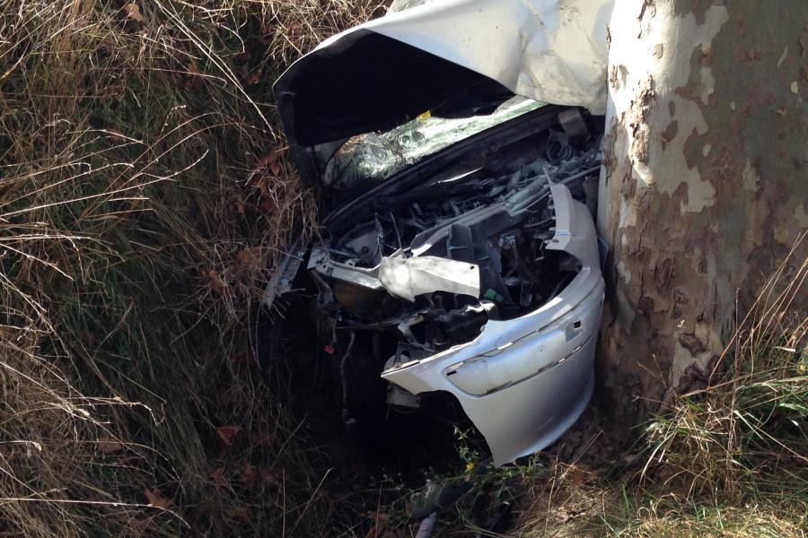 Violent accident d&#039;une voiture contre un platane