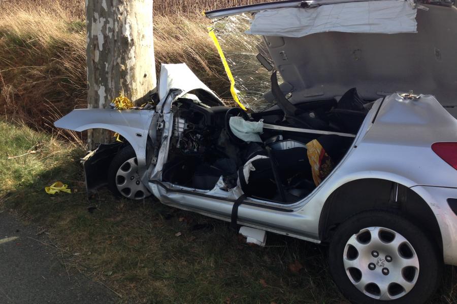Violent accident d&#039;une voiture contre un platane