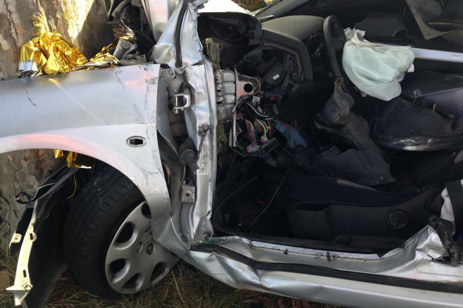 Violent accident d&#039;une voiture contre un platane
