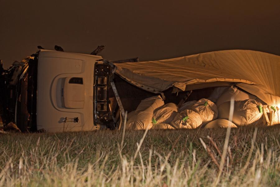 Violent accident entre deux poids lourds et une voiture à Castres