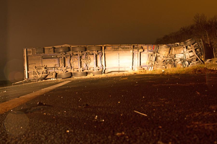 Violent accident entre deux poids lourds et une voiture à Castres
