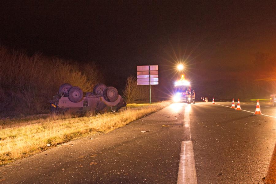 Violent accident entre deux poids lourds et une voiture à Castres